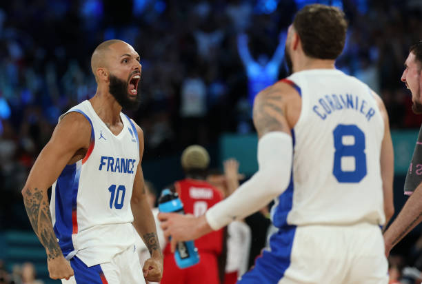 心理博弈：罚球队员故意碰篮圈的心理战术分析