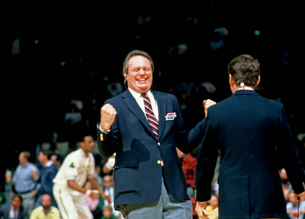 篮球场地照明与设施要求:比赛与训练标准