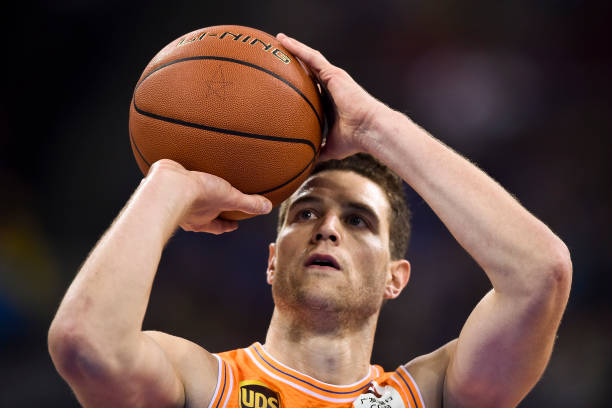 易建联伤愈复出视频首曝,展现惊人恢复速度