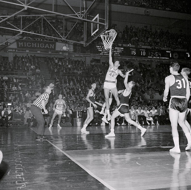 如何区分带球撞人与阻挡犯规？关键要点详解