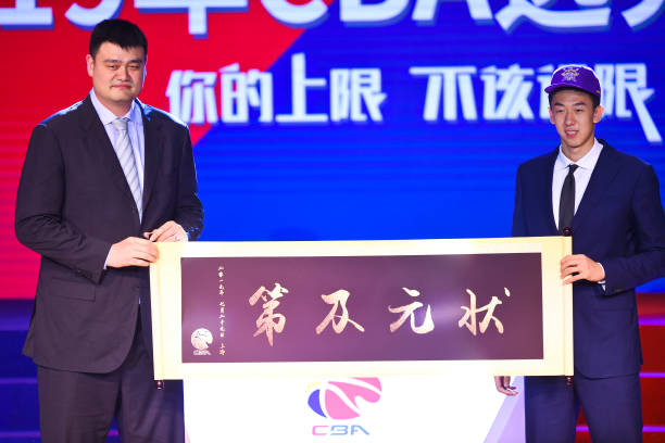 篮球场尺寸图纸中的关键尺寸:篮板、篮筐与罚球区