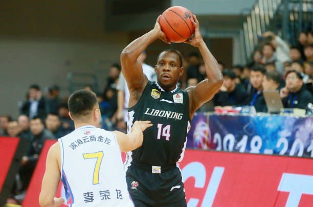 王昊篮球教学:基础动作与实战技巧详解