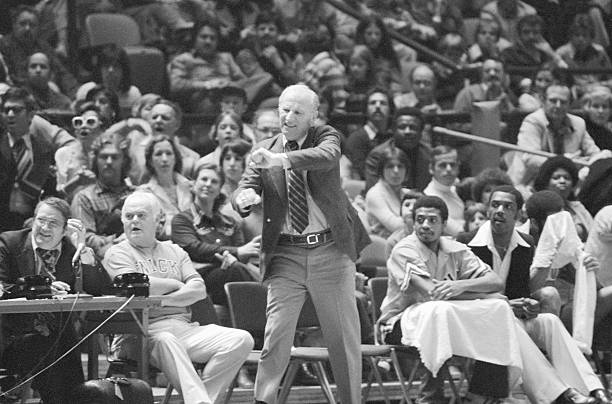 裁判如何判定技术犯规:国际篮联最新执法指南