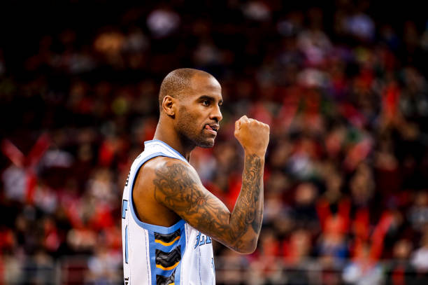 如何简明扼要地介绍篮球比赛规则