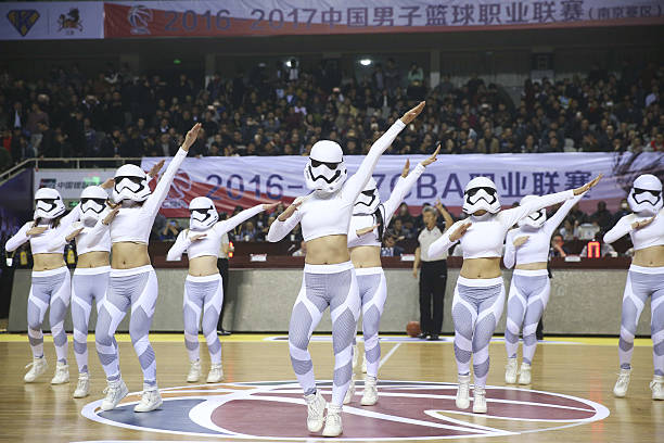 高效得分技巧：篮球两步半上篮动作详解与常见错误纠正