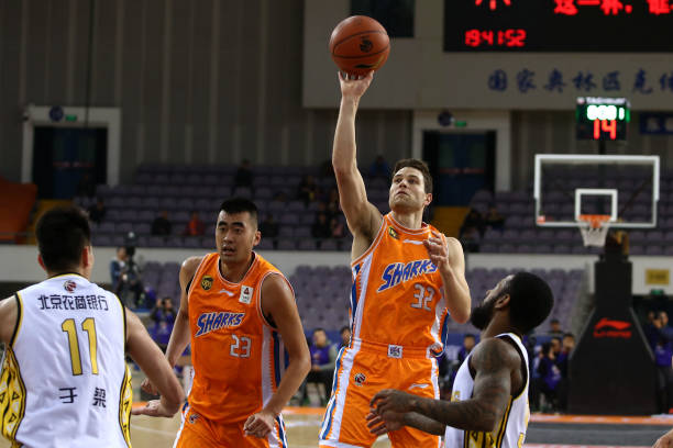 如何有效实施人盯人防守战术