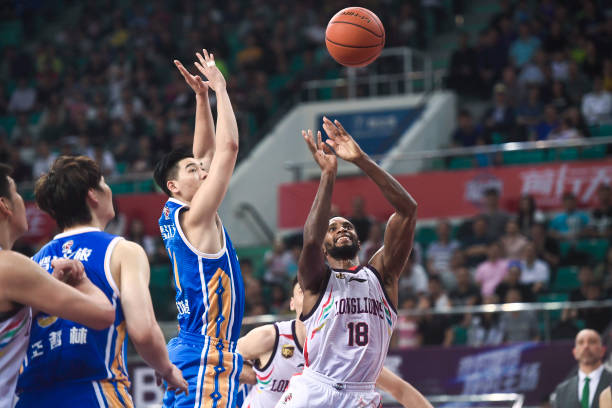 篮球中锋必备素质：身高、力量与技术的完美结合