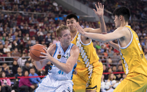 NBA罚球时球碰到篮板算不算有效得分?规则详解