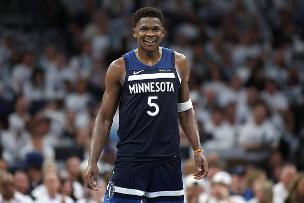 篮球规则解析:带球撞人犯规的判定标准