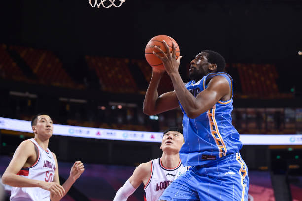 穿低帮篮球鞋打球，崴脚风险究竟有多大？