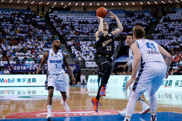 篮球上篮技巧：两步半上篮的动作要领与常见错误