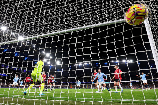 铁血队长的荣耀时刻:回顾普约尔生涯经典进球