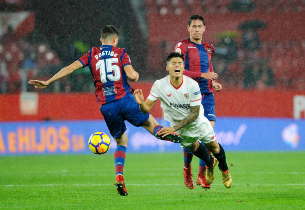 足球场上的争议瞬间：间接任意球直接得分该不该算？