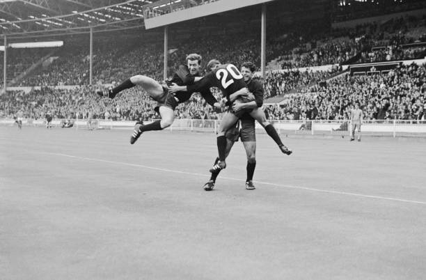 挑球过人实战演示：实况足球过人技巧解析