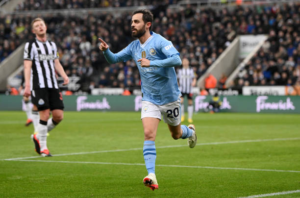 乔治娜最新街拍:手提名牌包,与闺蜜出街气场全开