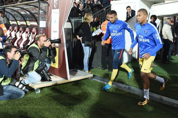 经营足球场需要哪些资质？费用大概是多少？