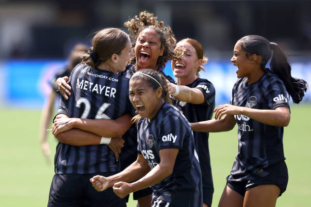 欧冠女足联赛积分争夺战：关键比赛决定小组出线命运