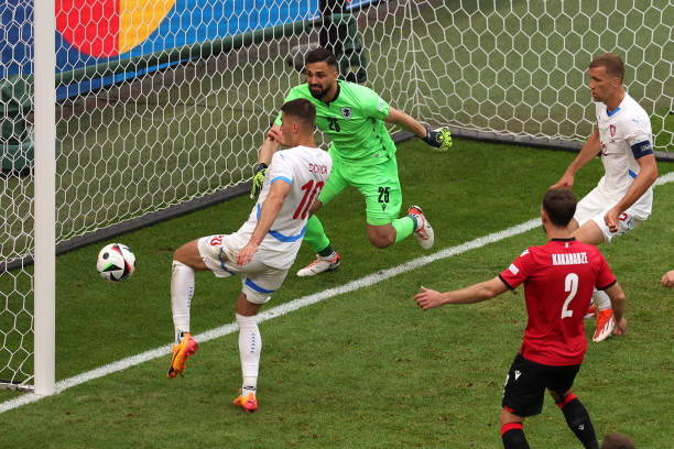 法甲新赛季首秀:年轻球员崭露头角,老将风采依旧