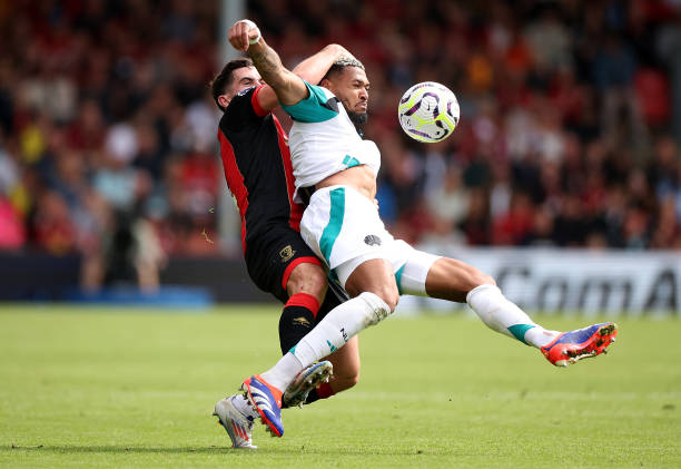 安菲尔德双星闪耀！利物浦续约萨拉赫范迪克至2026年