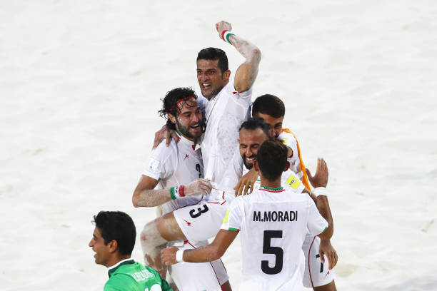 橄榄球与足球：规则差异背后的体育哲学