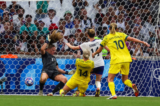 哈兰德所在球队的教练组如何帮助他保持巅峰状态？