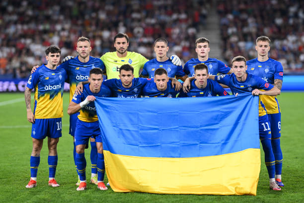 红牌后球队如何应对?临时调整阵容的策略分析