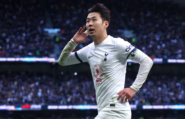 足球战术指南：任意球和定位球的区别及其战术价值