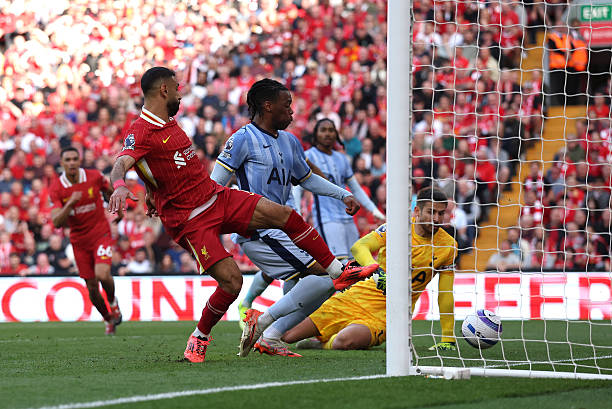 卡卡度假照引关注,与女友甜蜜互动成热门话题