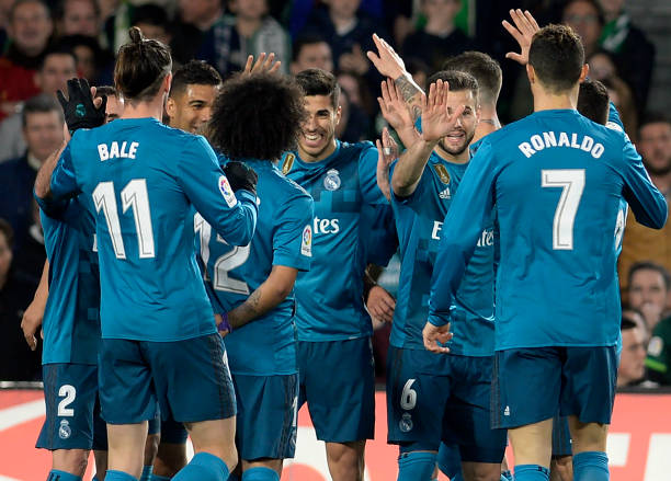 为什么守门员接边线球算犯规?关键规则解读