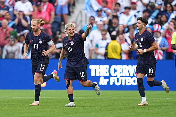 葡萄牙点球大战险胜伊朗，C罗赛后落泪