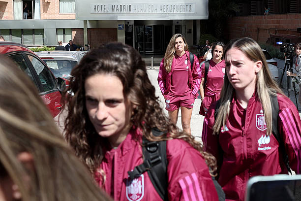 范佩西鱼跃冲顶破门瞬间,中文解说如何疯狂?