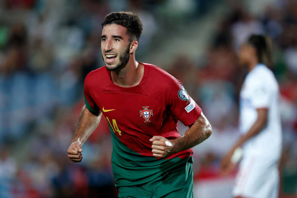 足球规则解析：定位球与任意球的关键区别