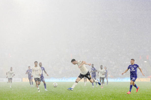 禁区内的犯规:点球还是间接任意球?关键判例分析