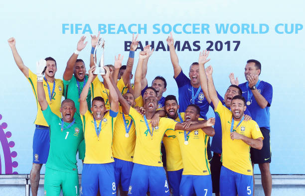 网友福尔摩斯上线：深扒德罗巴姆巴佩合影中女子的来历