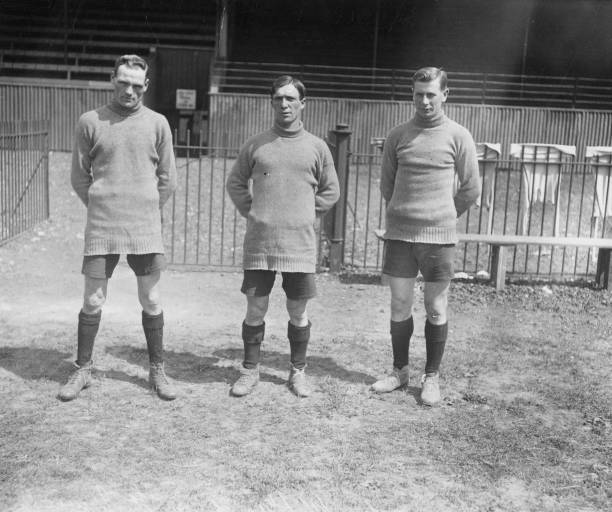 技术对比：罗马里奥的灵巧与巴斯滕的全能