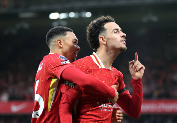 德甲队徽演变中的设计密码：颜色、动物与荣耀