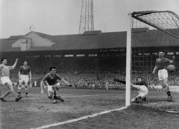 巴萨欧冠低谷期：近年战绩下滑的原因探讨