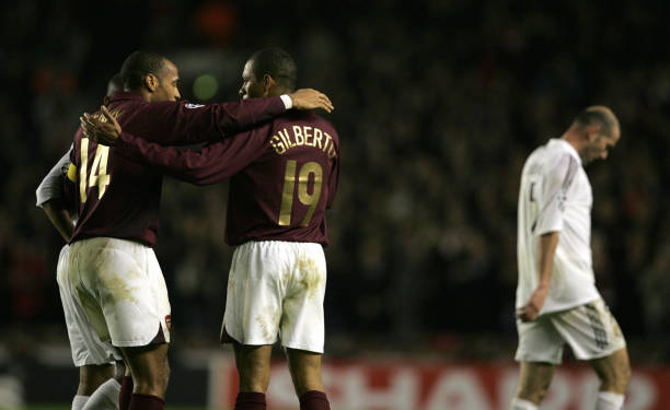 足球规则解读:罚点球时守门员提前移动会被判无效吗?