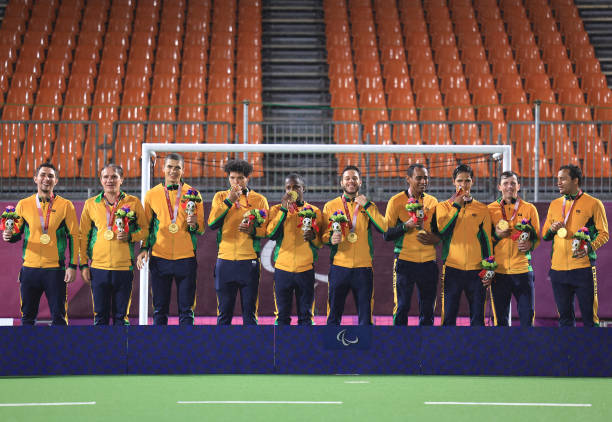 (风格:聚焦特定球星的某项技术表现)