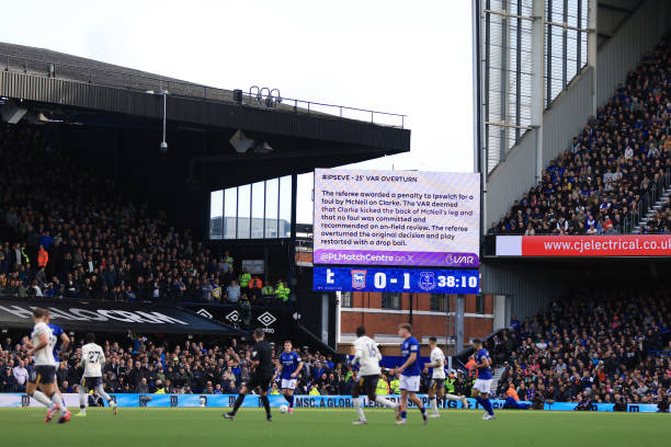 足球比赛中第四官员的作用：他们真的是“替补”吗？