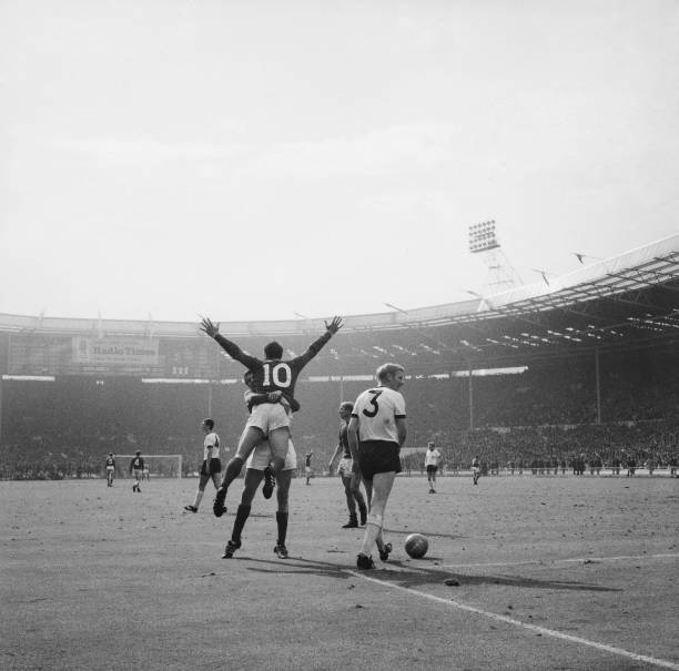 足球场上的“暴力美学”：卡洛斯点球射晕防守球员