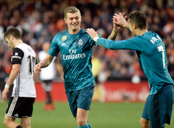 如何像足球大师一样踢球?超详细教学视频