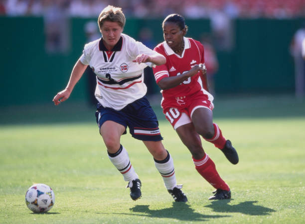 卡卡在米兰踢什么位置最出色？