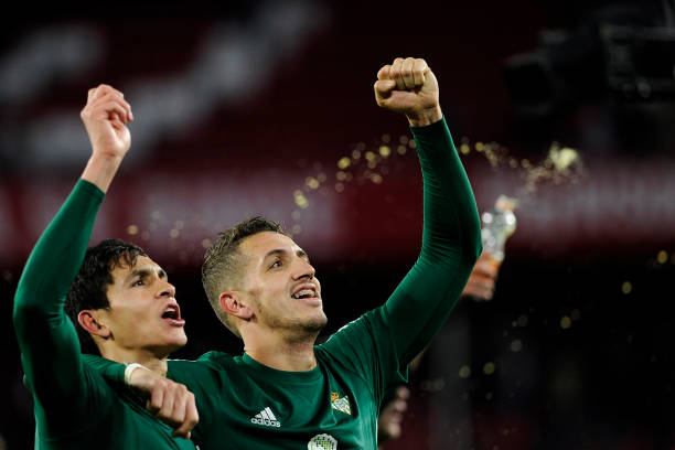 从英超到欧冠:摆大巴战术的全球影响力