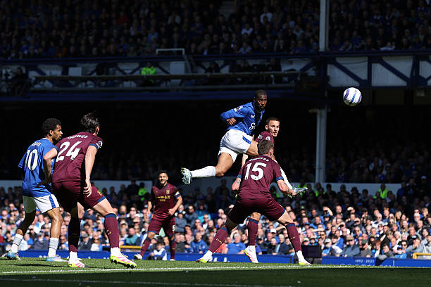 德甲冠军次数最新数据：拜仁独占鳌头，传统劲旅谁在崛起？