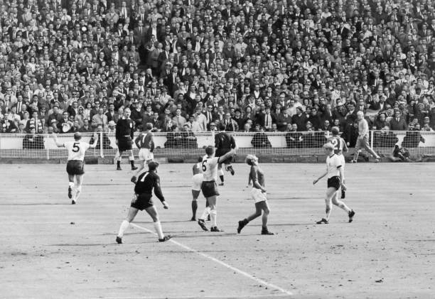 德甲金靴历届得主盘点：从盖德·穆勒到莱万多夫斯基的传奇射手