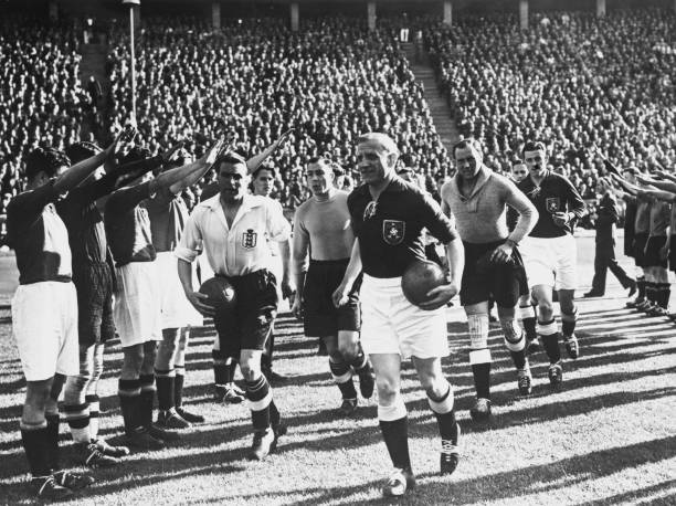 鹿晗C罗粉丝事件：粉丝文化中的身份认同与群体对立