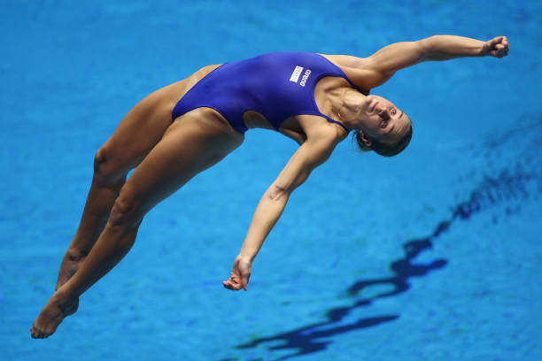 跳水比赛中的危险瞬间：头部撞击水面全过程