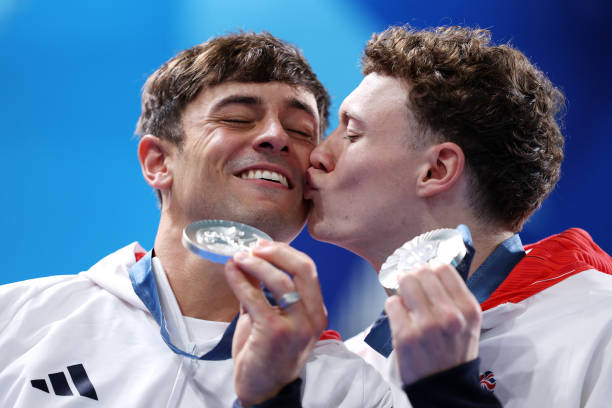 长跑冠军纸飞机折法教程：轻松学会飞得最远的纸飞机