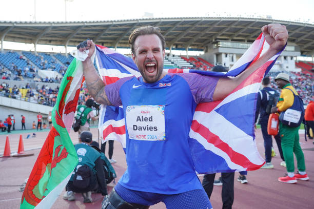 全红婵与教练合影：师徒情深共铸辉煌时刻